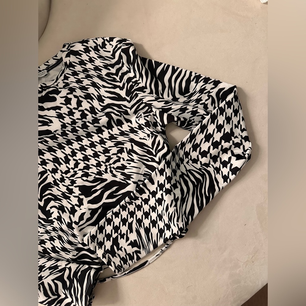 Black & White Mixed-Print Long Sleeve Crop Top
-size m - Picture 2 of 5